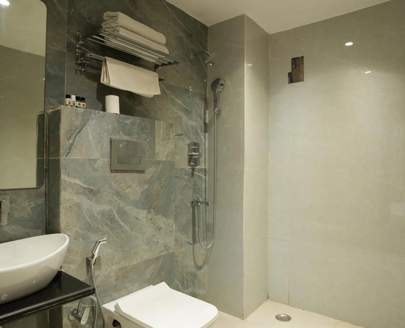 ***  Tripli Hotels Evara Inn Varanasi Índia